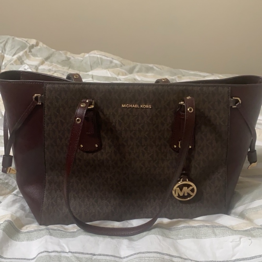 Micheal Kors purse excellent condition.
